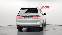 2021 BMW X7 xDrive 40i Design Pure Excellence 6-Seater, белый — фото 4