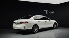 2024 BMW 5-Series 530i xDrive, белый — фото 2