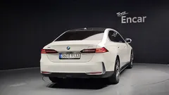 2024 BMW 5-Series 530i xDrive, белый — фото 4