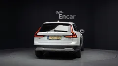 2021 Volvo V90 B5 Pro AWD, белый — фото 4