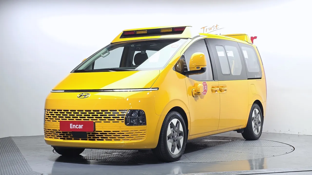 2023 Hyundai Staria L3.5  Kinder Safety Car