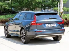 2023 Volvo V60 B5 Ultimate AWD, синий — фото 3