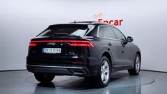 2021 Audi Q8 45 TDI Quattro Premium, чёрный — фото 2