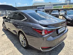 2023 Lexus ES Luxury Plus — фото 4