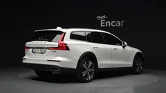 2021 Volvo V60 B5 Pro AWD, белый — фото 2
