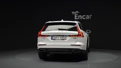 2021 Volvo V60 B5 Pro AWD, белый — фото 4