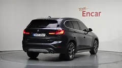 2022 BMW X1 xDrive 20i xLine, серый — фото 2