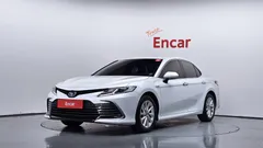 2023 Toyota Camry 2.5 LE Hybrid, белый — фото 1