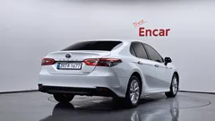 2023 Toyota Camry 2.5 LE Hybrid, белый — фото 2