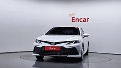 2023 Toyota Camry 2.5 LE Hybrid, белый — фото 3