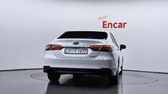 2023 Toyota Camry 2.5 LE Hybrid, белый — фото 4