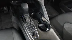 2023 Toyota Camry 2.5 LE Hybrid, белый — фото 9