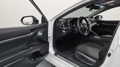 2023 Toyota Camry 2.5 LE Hybrid, белый — фото 10