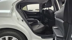 2023 Toyota Camry 2.5 LE Hybrid, белый — фото 11