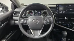 2023 Toyota Camry 2.5 LE Hybrid, белый — фото 12