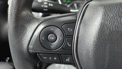 2023 Toyota Camry 2.5 LE Hybrid, белый — фото 15