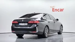 2024 BMW 5-Series 520i, серый — фото 2