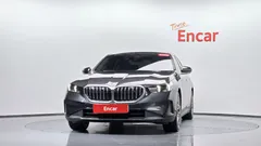 2024 BMW 5-Series 520i, серый — фото 3