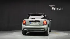 2022 Mini Cooper 5-Door Classic Plus — фото 4