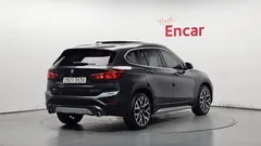 2022 BMW X1 xDrive 20i xLine, серый — фото 2