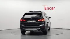 2022 BMW X1 xDrive 20i xLine, серый — фото 4