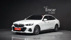 2024 BMW 5-Series 520i M Sport, белый — фото 1