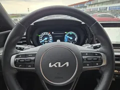 2023 Kia K5 Signature, серый — фото 17
