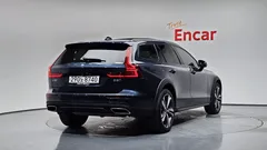 2021 Volvo V60 B5 Pro AWD, синий — фото 2
