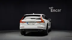 2021 Volvo V60 B5 Pro AWD, белый — фото 4