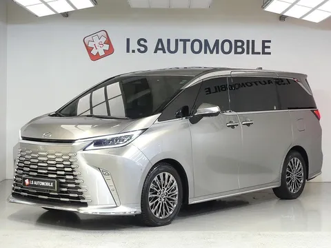 2025 Lexus LM 500h Executive