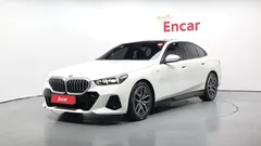 2024 BMW 5-Series 520i M Sport, белый — фото 1