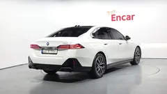 2024 BMW 5-Series 520i M Sport, белый — фото 2