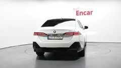 2024 BMW 5-Series 520i M Sport, белый — фото 4
