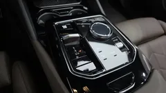 2024 BMW 5-Series 520i M Sport, белый — фото 9