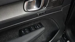 2022 Volvo XC40 B4 Inscription, чёрный — фото 17