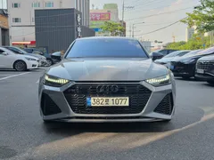 2021 Audi RS7 4.0 TFSI Quattro, серо-серебристый — фото 1