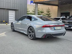 2021 Audi RS7 4.0 TFSI Quattro, серо-серебристый — фото 2