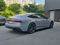 2021 Audi RS7 4.0 TFSI Quattro, серо-серебристый — фото 3