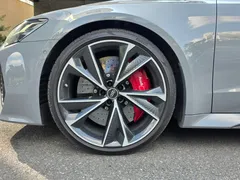 2021 Audi RS7 4.0 TFSI Quattro, серо-серебристый — фото 20