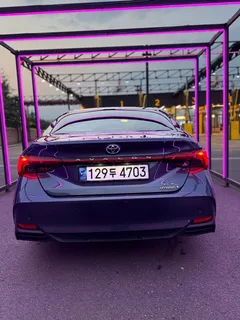 2021 Toyota Avalon 2.5 Hybrid, голубой — фото 4