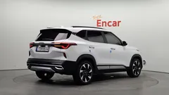 2023 Kia Seltos Gasoline 1.6 Turbo 2WD, белый — фото 2