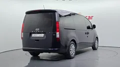 2022 Hyundai Staria 4WD Tourer 9-Seater — фото 2