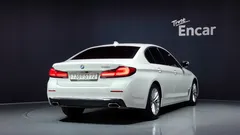 2021 BMW 5-Series 520i Luxury, белый — фото 2