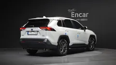 2023 Toyota RAV4 2.5 2WD Hybrid XLE, белый — фото 2