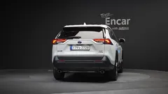 2023 Toyota RAV4 2.5 2WD Hybrid XLE, белый — фото 4