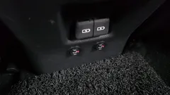 2023 Toyota RAV4 2.5 2WD Hybrid XLE, белый — фото 17