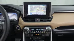 2023 Toyota RAV4 2.5 2WD Hybrid XLE, белый — фото 18