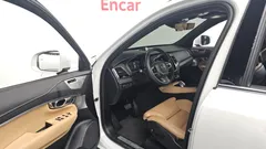 2022 Volvo XC90 T8 Ultimate Bright Hybrid, белый — фото 10
