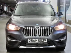 2022 BMW X1 xDrive 20i xLine, серый — фото 3