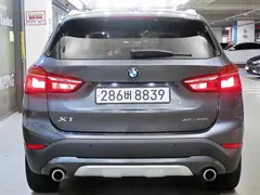 2022 BMW X1 xDrive 20i xLine, серый — фото 4